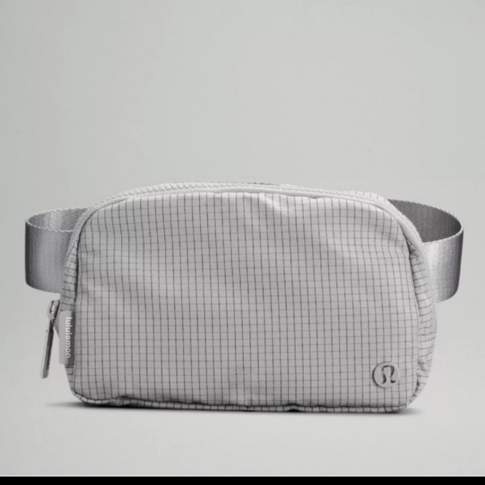 🆕️ LULULEMON EVERYWHERE BELT BAG (SEAL GREY/GRAPHITE GREY COLOR)